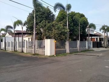 Rumah Hoek Siap Huni di Cluster Aralia Harapan Indah Bekasi