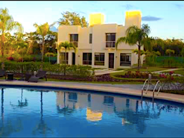 Casa en Residencial con casa club y alberca