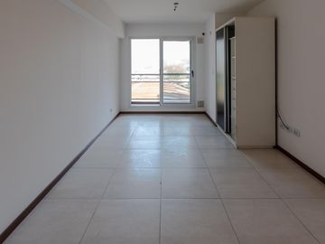VENTA-MONOAMBIENTE ÚLTIMO PISO - QUINCHO Y PARRILLERO -BARRIO ABASTO