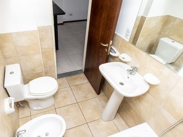 VENTA-MONOAMBIENTE ÚLTIMO PISO - QUINCHO Y PARRILLERO -BARRIO ABASTO
