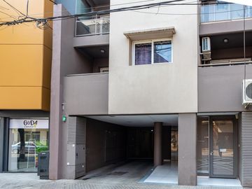 VENTA-MONOAMBIENTE ÚLTIMO PISO - QUINCHO Y PARRILLERO -BARRIO ABASTO