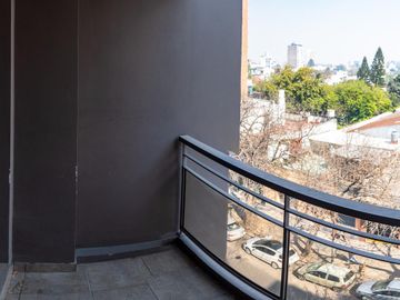 VENTA-MONOAMBIENTE ÚLTIMO PISO - QUINCHO Y PARRILLERO -BARRIO ABASTO