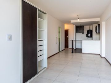 VENTA-MONOAMBIENTE ÚLTIMO PISO - QUINCHO Y PARRILLERO -BARRIO ABASTO