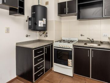 VENTA-MONOAMBIENTE ÚLTIMO PISO - QUINCHO Y PARRILLERO -BARRIO ABASTO
