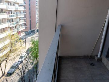 VENTA-MONOAMBIENTE ÚLTIMO PISO - QUINCHO Y PARRILLERO -BARRIO ABASTO