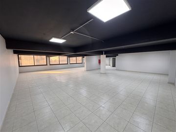 Edificio remodelado en arriendo en Santiago