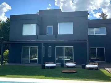 Espectacular casa en Altos de Pilar