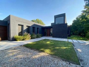 Espectacular casa en Altos de Pilar