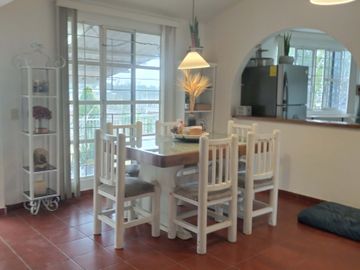 VENTA Casa de campo, alberca, cancha de tenis, amplio jardin.