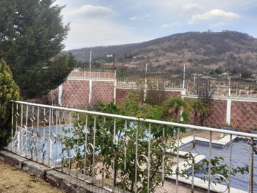 VENTA Casa de campo, alberca, cancha de tenis, amplio jardin.