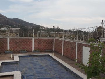 VENTA Casa de campo, alberca, cancha de tenis, amplio jardin.