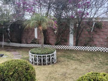 VENTA Casa de campo, alberca, cancha de tenis, amplio jardin.