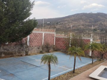 VENTA Casa de campo, alberca, cancha de tenis, amplio jardin.