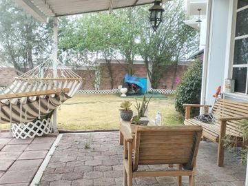 VENTA Casa de campo, alberca, cancha de tenis, amplio jardin.