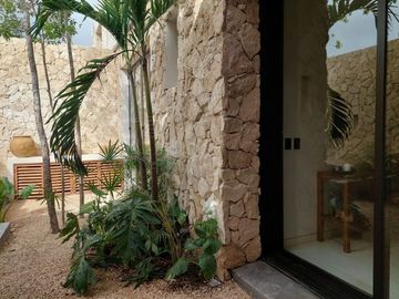 Condo de doble altura, alberca privada y patio de 40 m2, en dos niveles, galeria