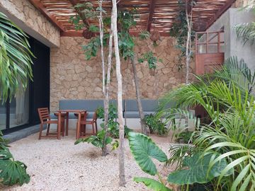 Condo de doble altura, alberca privada y patio de 40 m2, en dos niveles, galeria