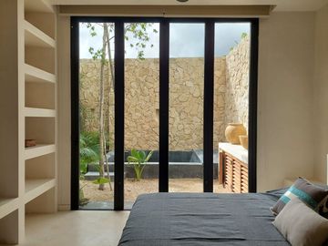 Condo de doble altura, alberca privada y patio de 40 m2, en dos niveles, galeria