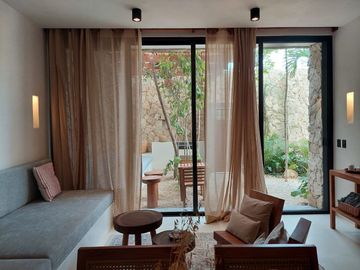 Condo de doble altura, alberca privada y patio de 40 m2, en dos niveles, galeria