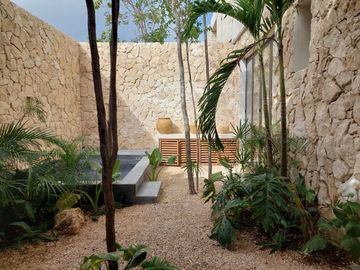 Condo de doble altura, alberca privada y patio de 40 m2, en dos niveles, galeria