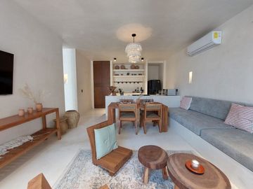 Condo de doble altura, alberca privada y patio de 40 m2, en dos niveles, galeria