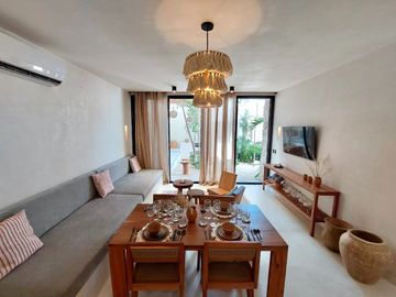 Condo de doble altura, alberca privada y patio de 40 m2, en dos niveles, galeria