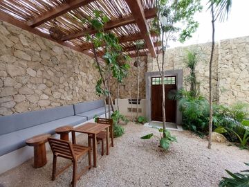 Condo de doble altura, alberca privada y patio de 40 m2, en dos niveles, galeria