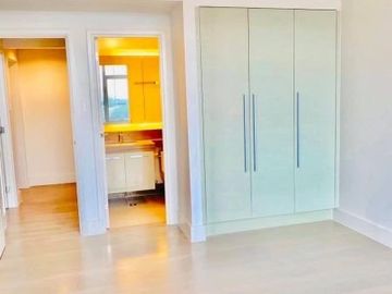 Condominium 3 Bedrooms: 3 Bedrooms Condo For Sale in The Proscenium Sakura Tower Rockwell Makati City