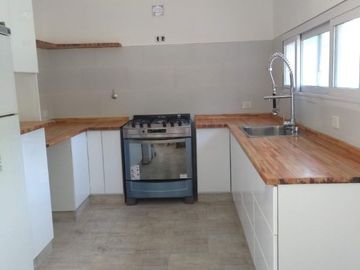 Casa en venta de 4 dormitorios c/ cochera en La Reja