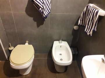 TIPO CASA 3 AMB. LATERAL - EXCELENTE
