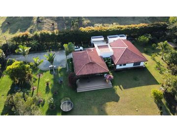 Hermosa Casa Campestre Con Arboles Frutales y Vista Abierta a Rionegro