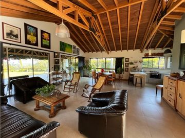 Hermosa Casa Campestre Con Arboles Frutales y Vista Abierta a Rionegro
