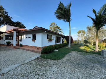 Hermosa Casa Campestre Con Arboles Frutales y Vista Abierta a Rionegro