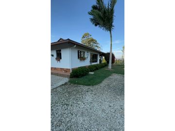 Hermosa Casa Campestre Con Arboles Frutales y Vista Abierta a Rionegro