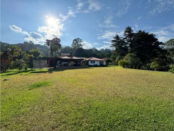 Hermosa Casa Campestre Con Arboles Frutales y Vista Abierta a Rionegro