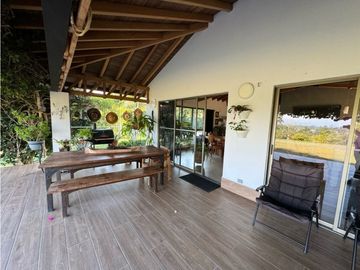 Hermosa Casa Campestre Con Arboles Frutales y Vista Abierta a Rionegro