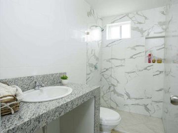 Venta de Casa en Urb. Casa Laguna, cerca C.C. El Dorado, Samborondon.