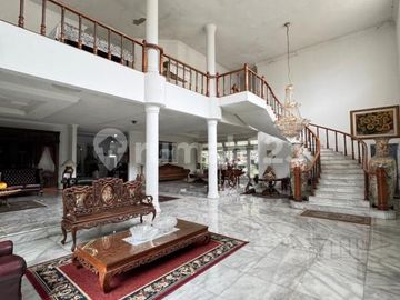 Rumah Mewah, Lokasi Bagus, Harga Istimewa, Ada Kolam Renang