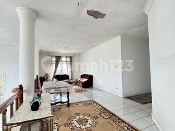 Rumah Mewah, Lokasi Bagus, Harga Istimewa, Ada Kolam Renang