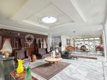 Rumah Mewah, Lokasi Bagus, Harga Istimewa, Ada Kolam Renang
