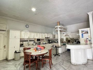 Rumah Mewah, Lokasi Bagus, Harga Istimewa, Ada Kolam Renang