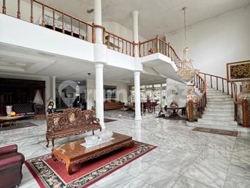 Rumah Mewah, Lokasi Bagus, Harga Istimewa, Ada Kolam Renang