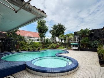 Rumah Mewah, Lokasi Bagus, Harga Istimewa, Ada Kolam Renang