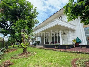 Rumah Mewah, Lokasi Bagus, Harga Istimewa, Ada Kolam Renang