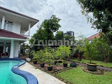 Rumah Mewah, Lokasi Bagus, Harga Istimewa, Ada Kolam Renang