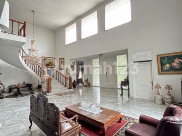 Rumah Mewah, Lokasi Bagus, Harga Istimewa, Ada Kolam Renang