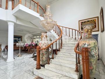 Rumah Mewah, Lokasi Bagus, Harga Istimewa, Ada Kolam Renang