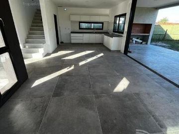 Venta - Casa 4 ambientes, Jardin, Pileta - San Matias, Escobar