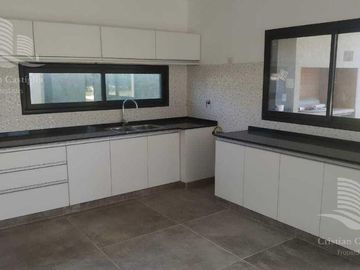 Venta - Casa 4 ambientes, Jardin, Pileta - San Matias, Escobar