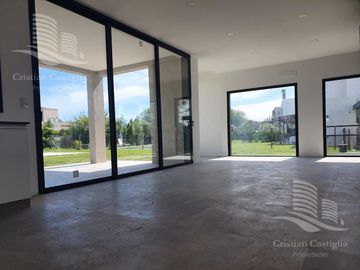 Venta - Casa 4 ambientes, Jardin, Pileta - San Matias, Escobar
