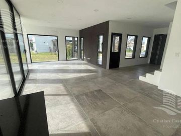 Venta - Casa 4 ambientes, Jardin, Pileta - San Matias, Escobar